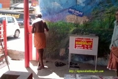Vedi Vazhipaadu - giving crackers as offerings