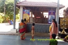 Devotees in front of Ammachi Plavu