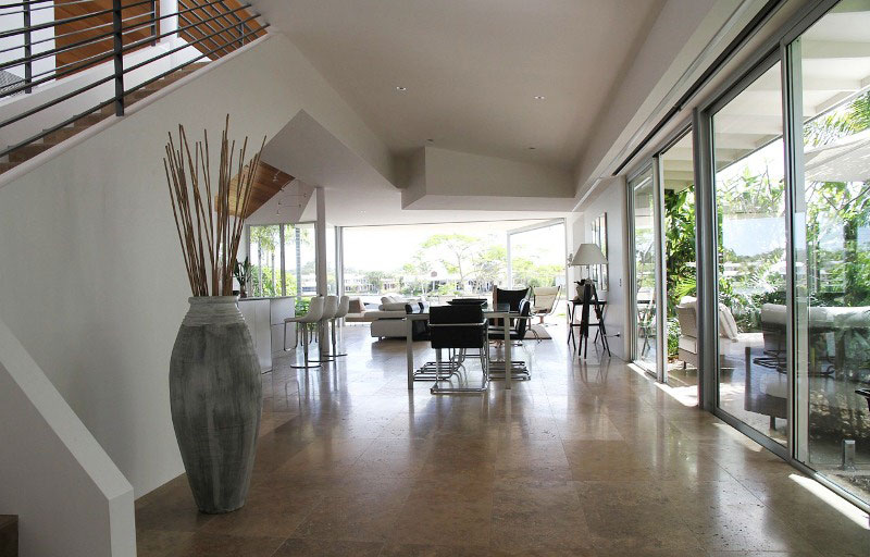 Glass can add mass look to your interior – A few details to know