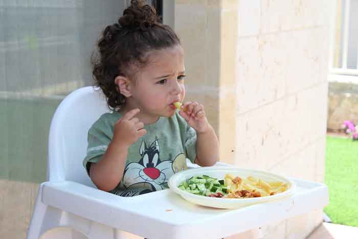 Eat Neatly – How to teach children the table manners?